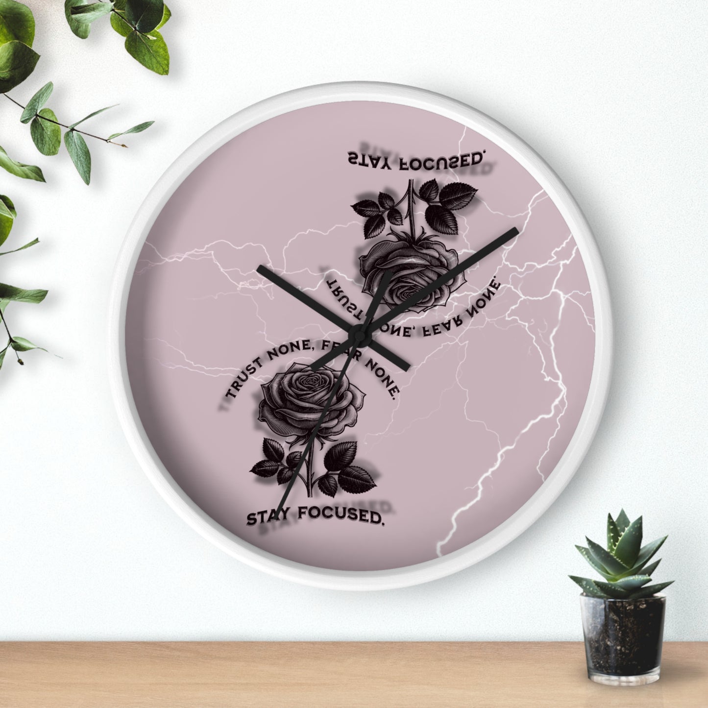 Trust None, Fear None. Stay Focused - Stilsichere Wanduhr für Jeden Raum